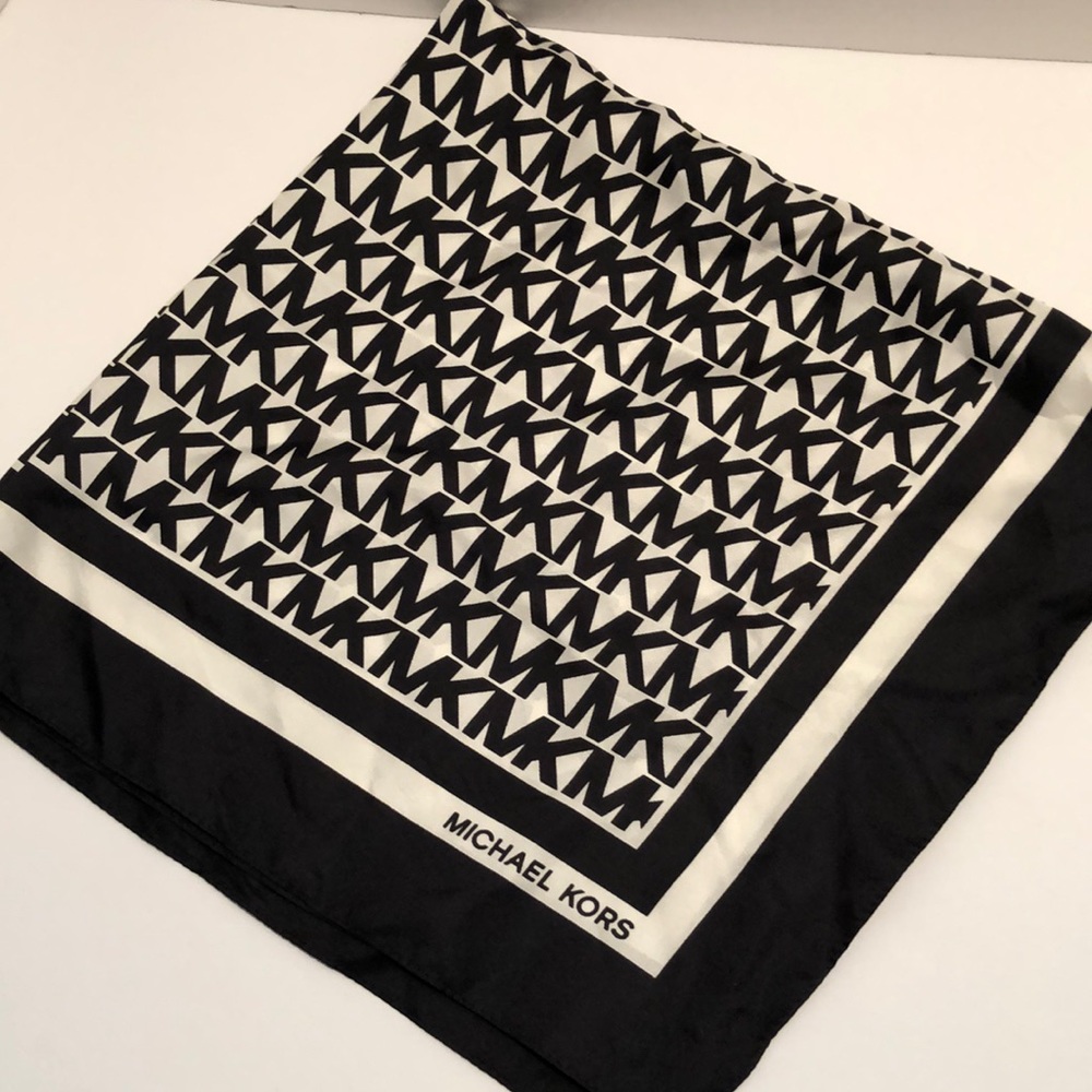 COPY - Michael Kors class MK clack white scarf